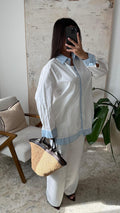 Camisa Oversized Satinada Blanca con Detalles Azul Cielo